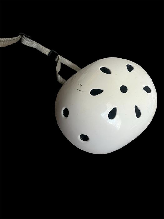 Kask biały.