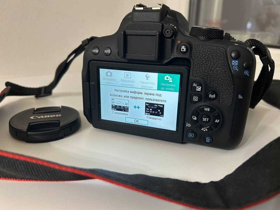 Продам дзеркальний фотоапарат Canon EOS 800D kit