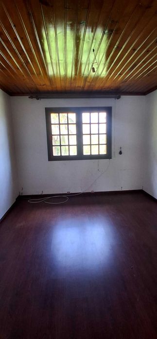 Casa espaçosa com anexos e jardim