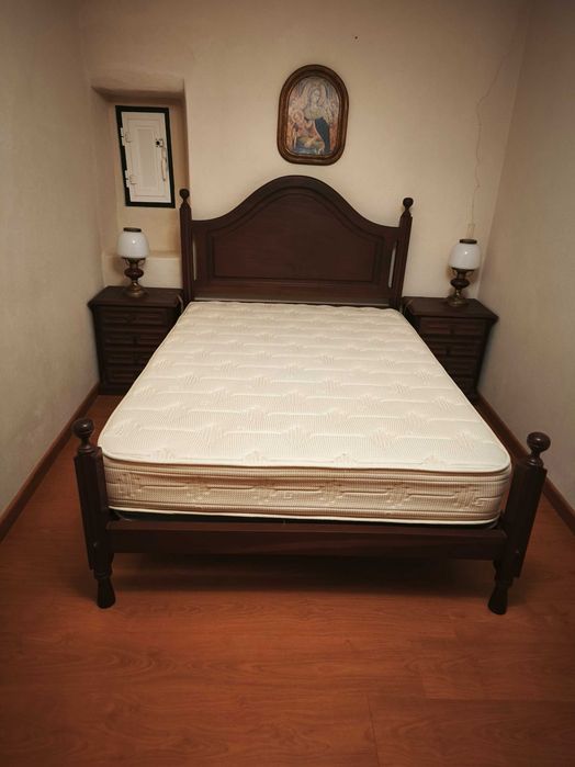 Mobília de quarto de casal, em mogno completa