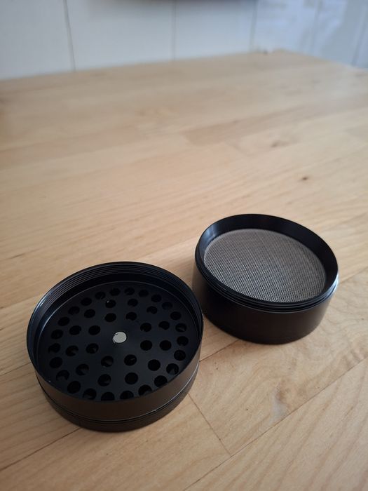 Grinder preto metálico