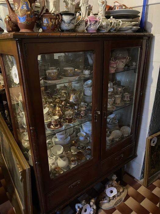 Vitrine Antiga em Madeira Maciça