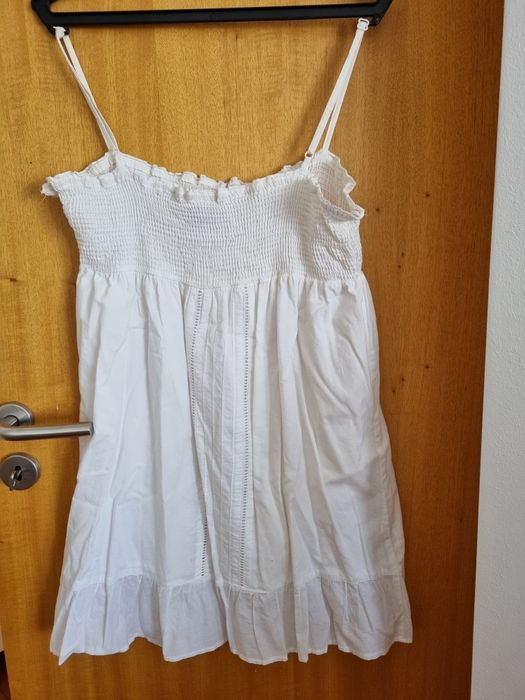 Vestido branco com elástico no peito