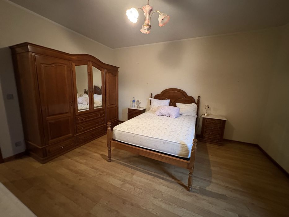 Roupeiro e duas mesas de cabeceira