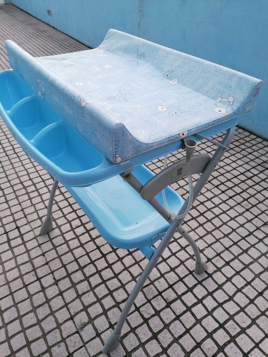 Banheira e muda fraldas
