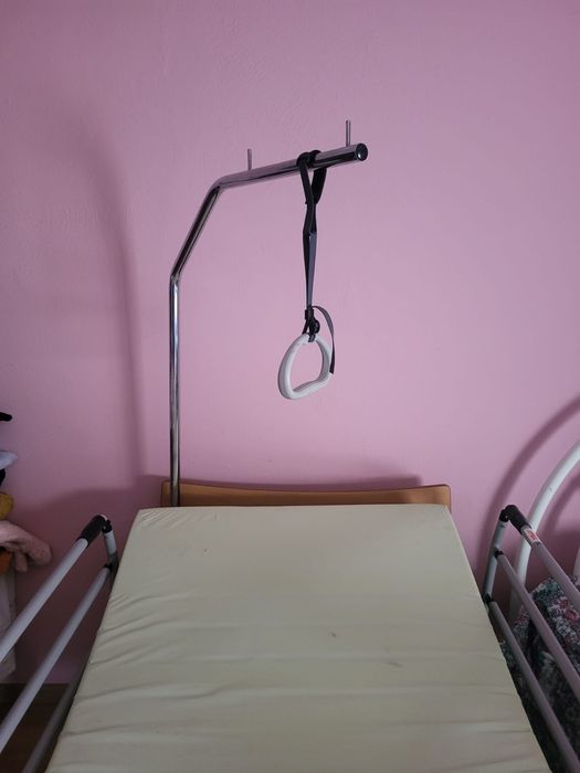 Cama articulada semi nova com elevador