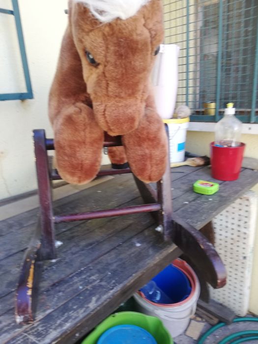 Cavalinho de baloiço antigo.