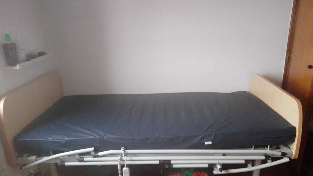 Cama articulada com colchão e grades