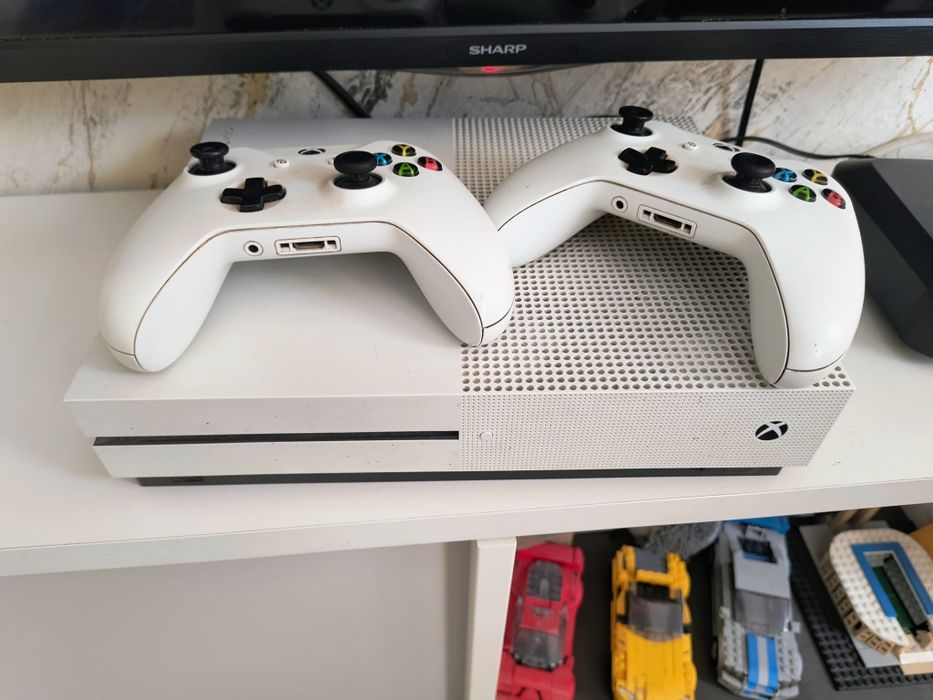 Xbox one s 1 trb z napędem  2 pady fc26
