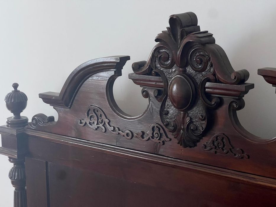 Cama madeira maciça corpo e meio