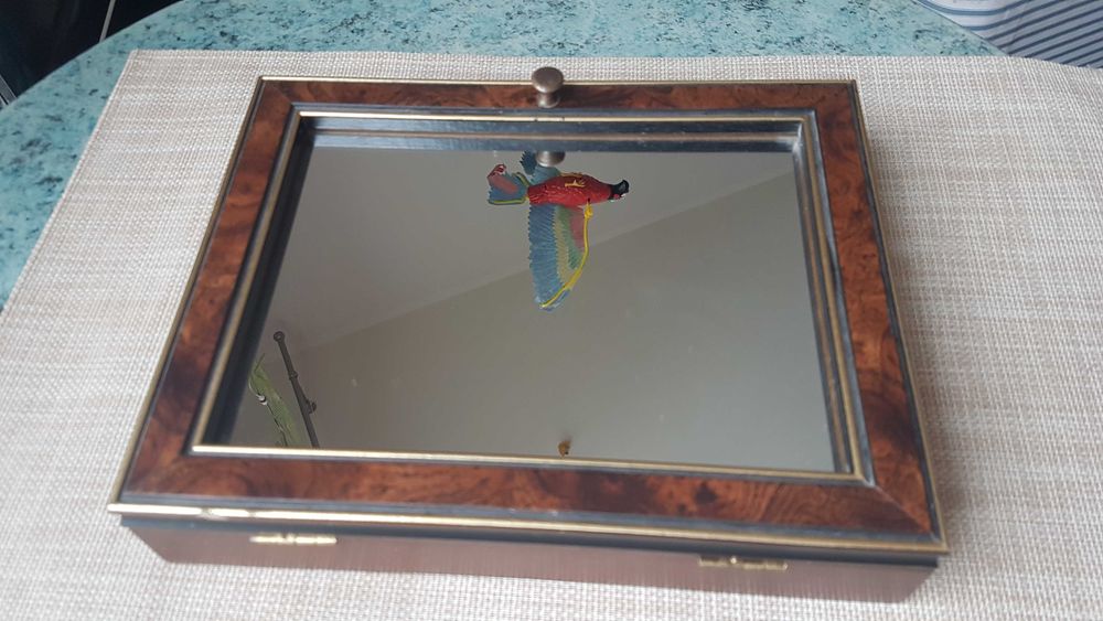 Drewniany wieszak na klucze z lustrem,