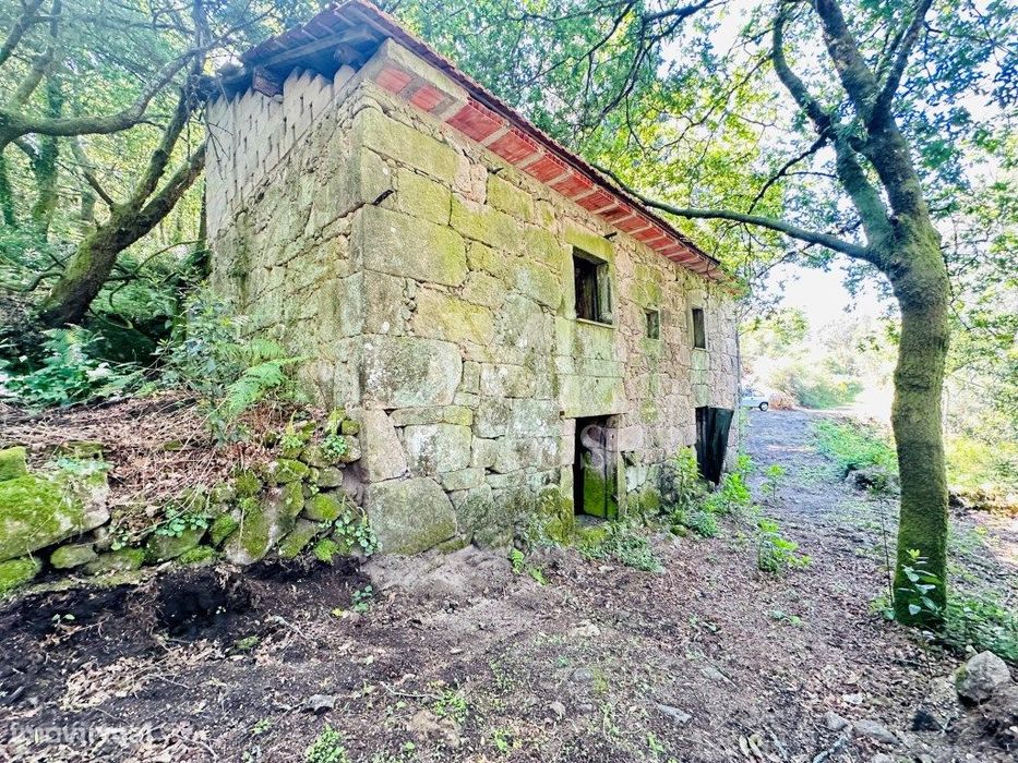 Quinta por recuperar para venda em Sande - Vila Verde