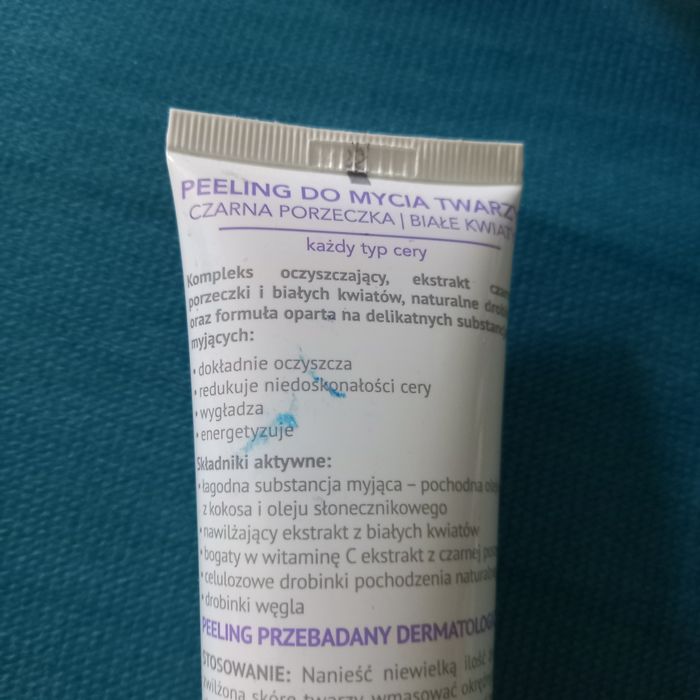 Nutka peeling do twarzy czarna porzeczka i białe kwiaty