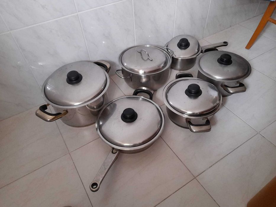Fogão e conjunto de panelas