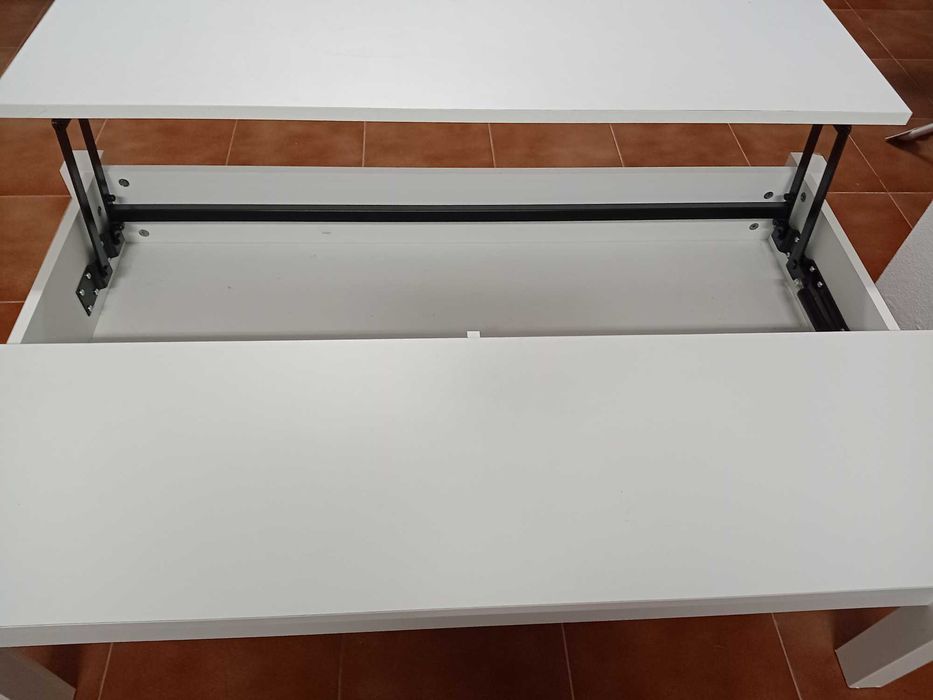 Mesa de centro branca marca IKEA
