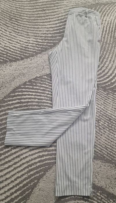 Spodnie cygaretki, paski "Stradivarius".