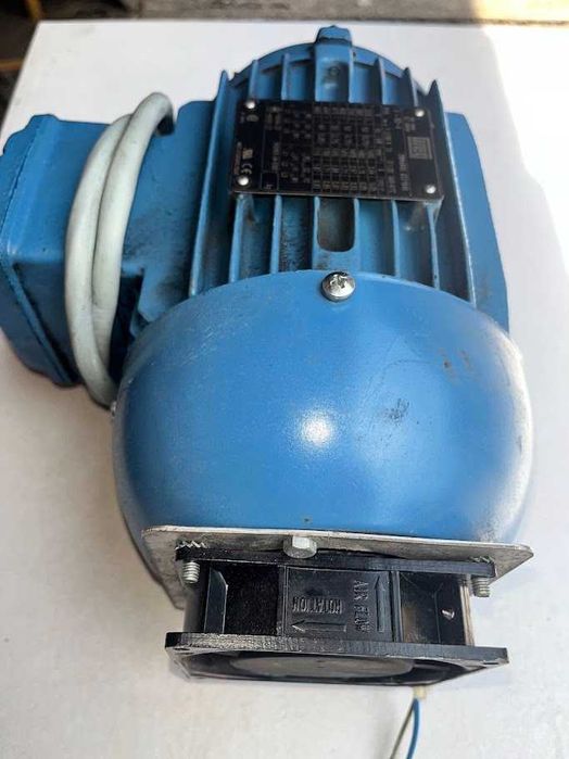 Motor Elétrico Trifásico WEG 1CV (0.75kW) 1400RPM + Polie e Ventilação Extra