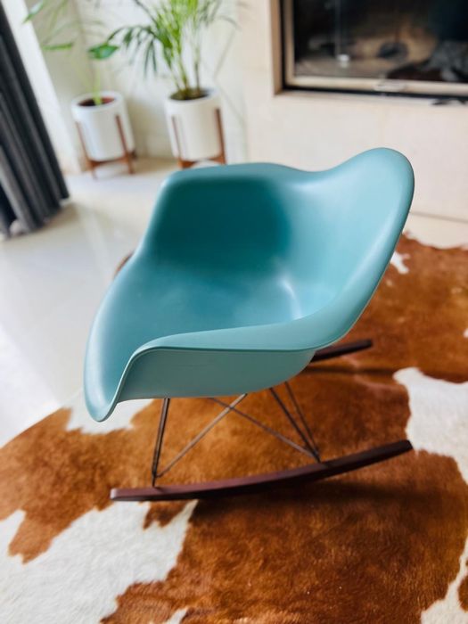 Cadeira de baloiço Eames em cor menta da Vitra