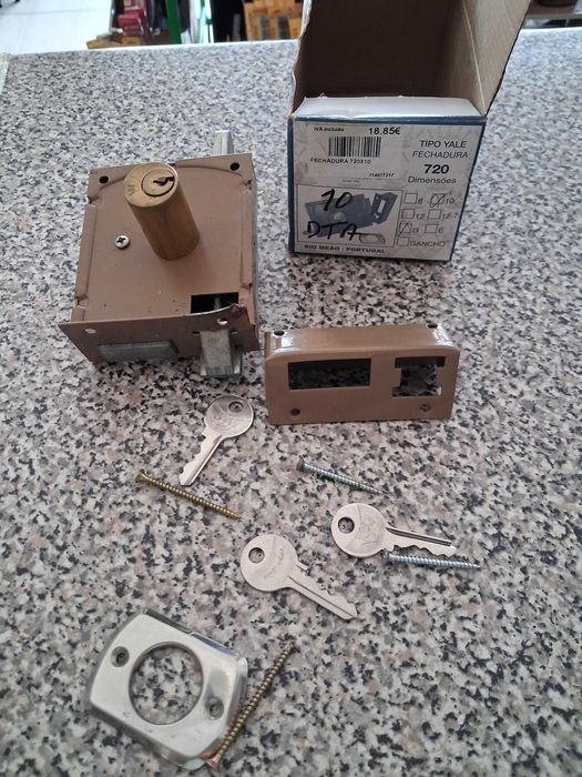 Fechadura de porta nova e pronta a trancar