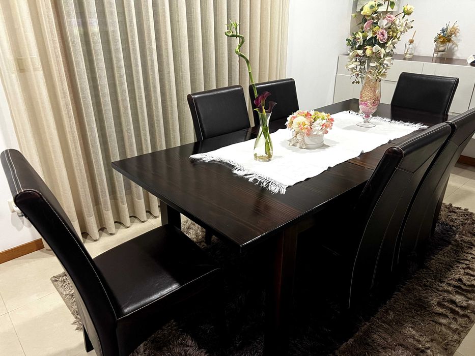 Mesa de jantar com 8 cadeiras
