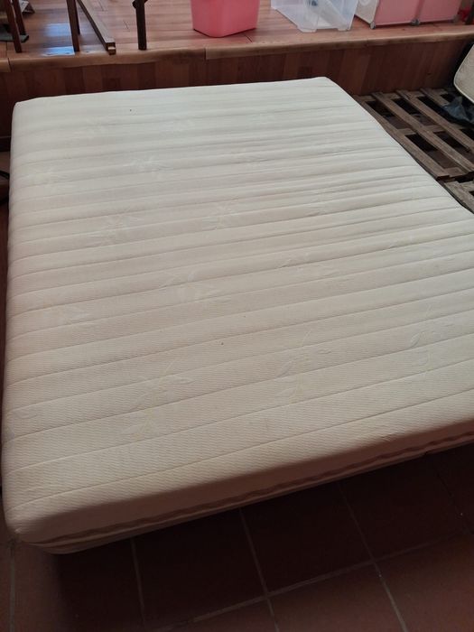 Cama de casal sem cabeceira