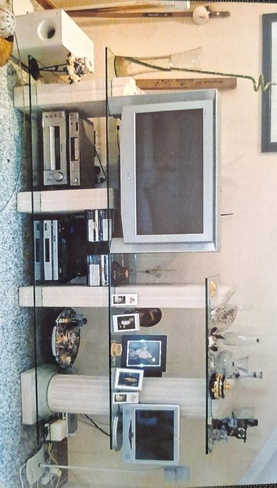 Móvel TV em pedra e vidro.