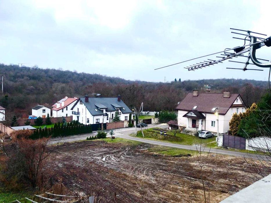 Продаж будинку і земельної ділянки