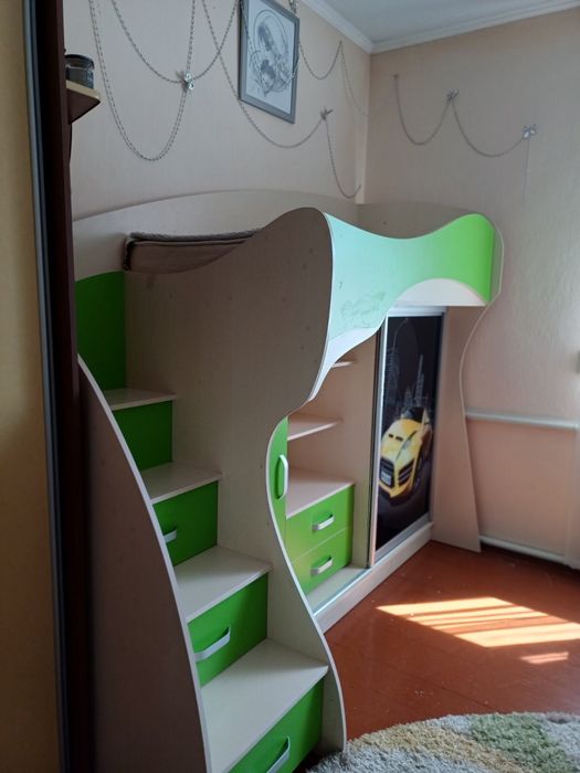 Дитяче ліжко з матрасом,+ столик для навчання