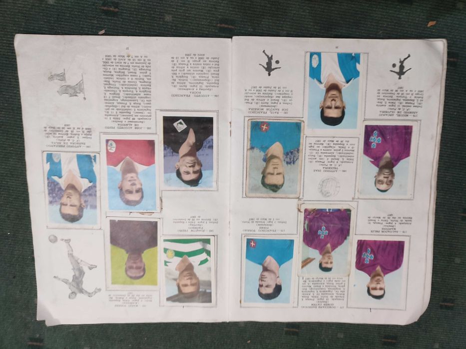 Caderneta de Cromos antiga Internacionais da Bola - Completa