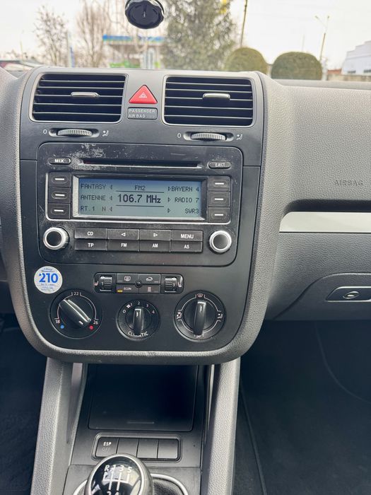 Volkswagen Golf V 2006 1.6MPI бензин