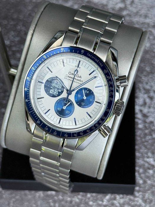 Швейцарські годинники Omega Speedmaster Moonwatch Silver Snoopy Award