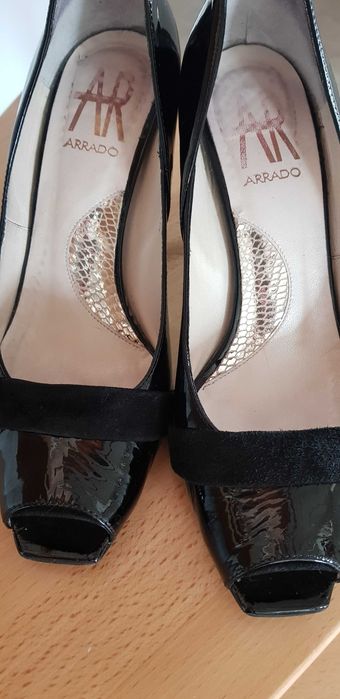 #buty. Czarne czółenka na obcasie, odslonięte palce.
