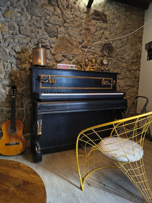 Piano antigo e piano elétrico