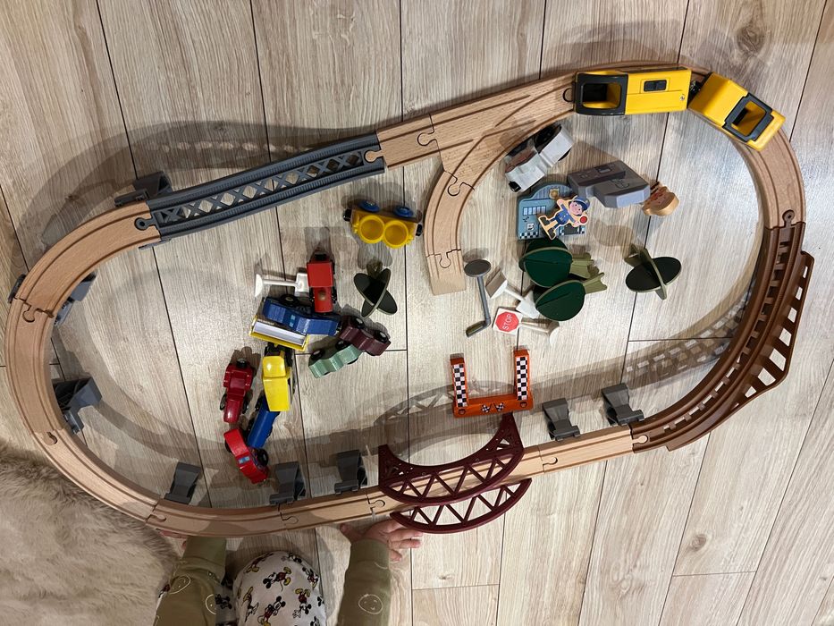 Kolejka drewniana z elektrycznym pociągiem Elefun