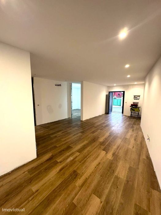 Moradia térrea T2, totalmente remodelada, em Palmeira, Braga