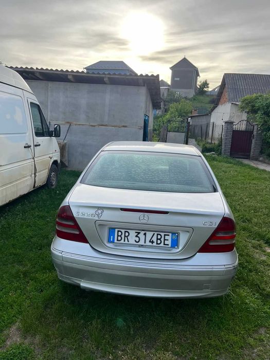 Автомобіль Мерседес w203