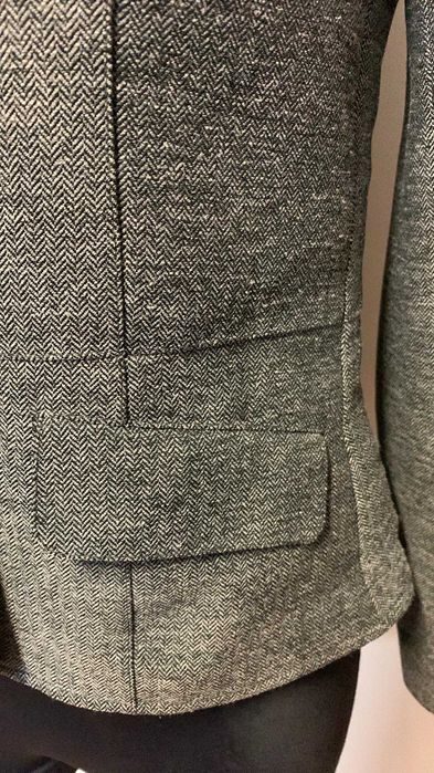 Szary żakiet w drobną jodełkę