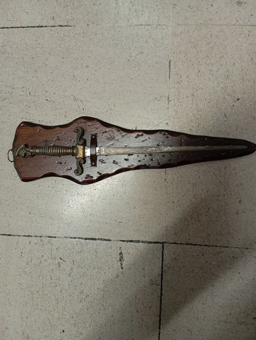 Punhal Romano Ornamental com Suporte de Madeira Rústico