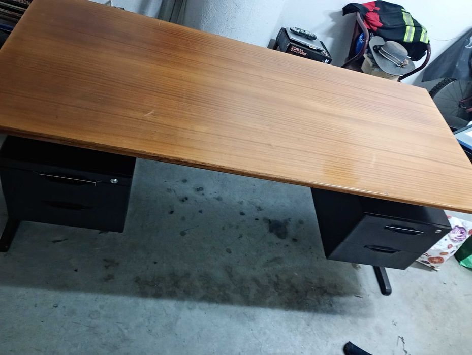 Secretária com gavetas