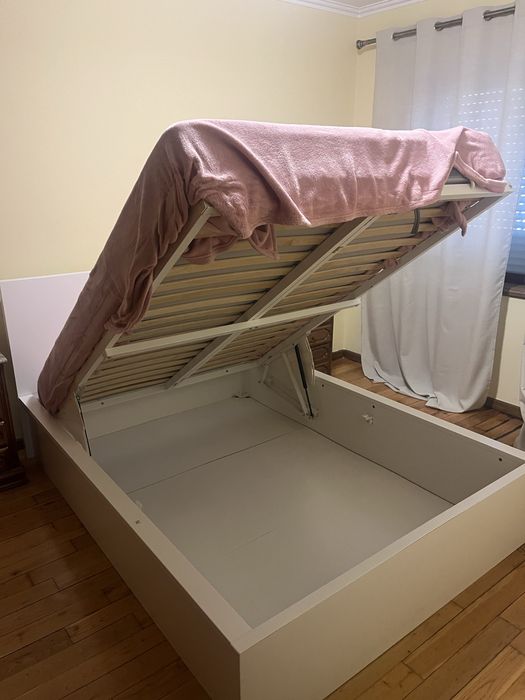 Cama de casal com baú  + colchão 150€