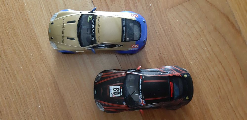 Scalextric - 2 Aston Martin vantage V8