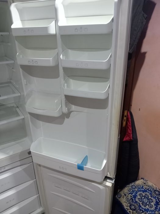 Двокамерний холодильник LG.
