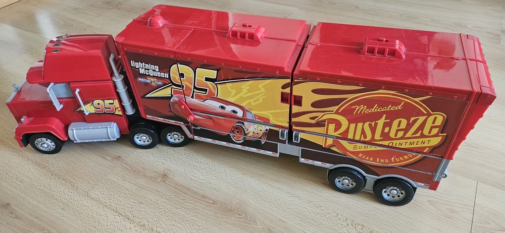 Camião Mack GIGANTE Disney Cars – Pista Transformável (87cm Fechado/ 150cm Pista)