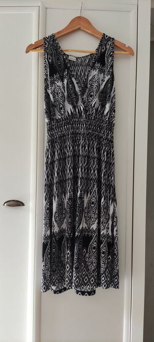 Elegancka sukienka na grubych ramiączkach
