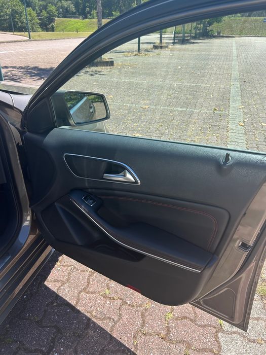A venda Mercedes A200 com o pack amg line