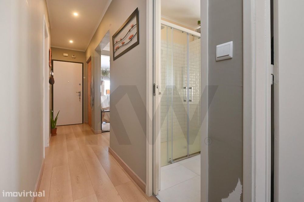 Apartamento T2 Renovado com Varanda no Centro da Parede I Cascais