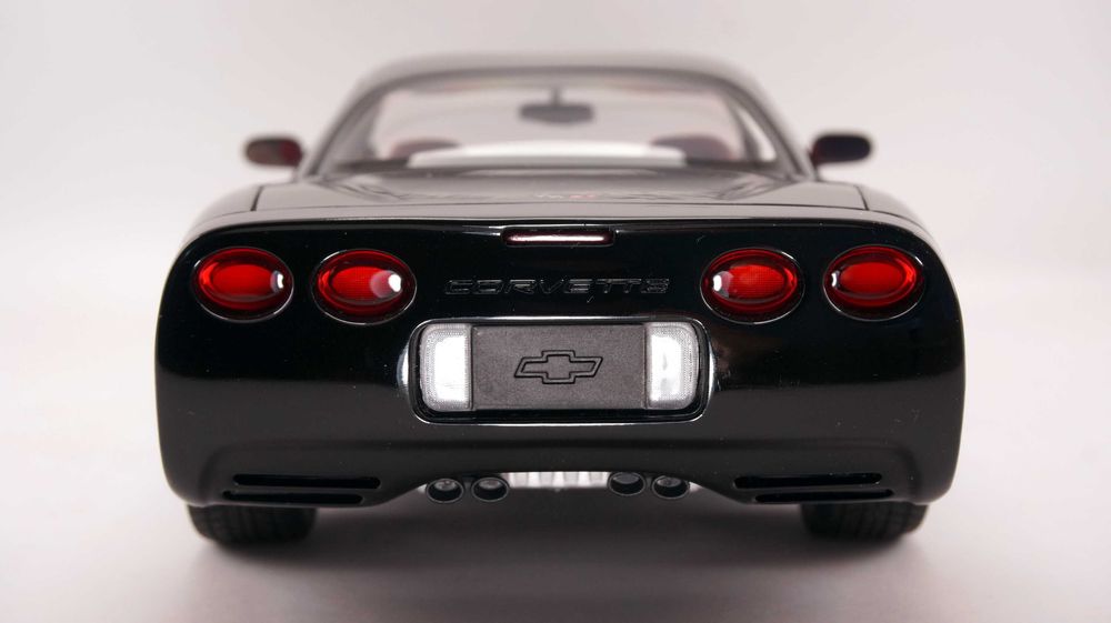 Модель UT Models AUTOart 1:18 Chevrolet Corvette (C5) Hardtop