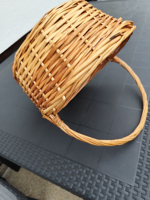 Cesto com asa em muito bom estado