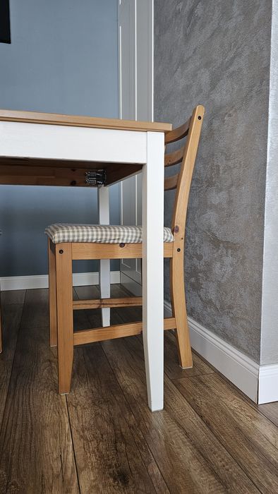 Drewniany stół z krzesłami IKEA