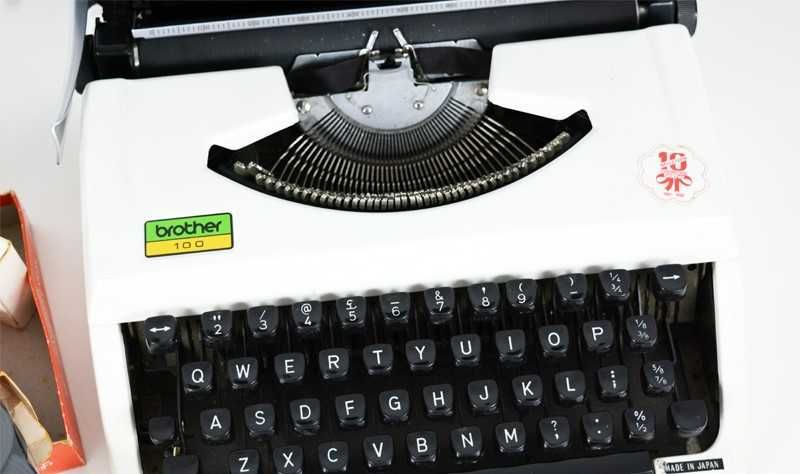 Máquina de escrever vintage portátil Brother 100